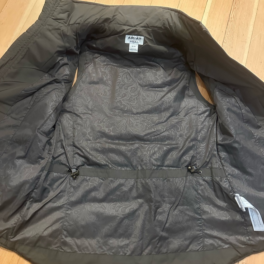 Ariat banyan bark insulated vest with synch back in a size medium - Picture 7 of 10